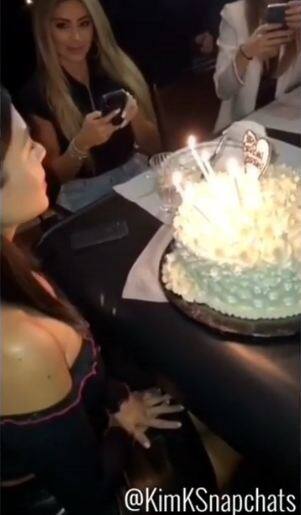 कर्टनी कार्दशियां की जन्मदिन की केक काटते हुए.