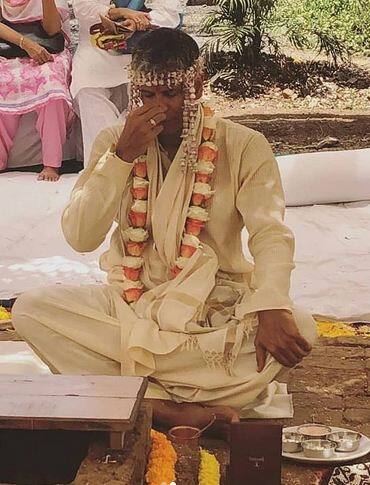 उम्र के फासले की वजह से कई जगह मिलिंद सोमन ट्रोल हो रहे हैं तो कई जगह इनकी आलोचनाएं भी हो रही हैं.