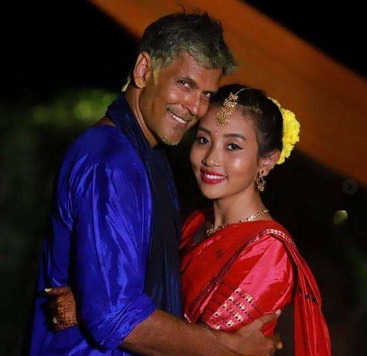 कहीं दोनों एक एक-दूसरे की बाहों में खोए हैं तो कहीं दोनों बाहों में बाहें डाले डांस करते नजर आ रहे हैं.