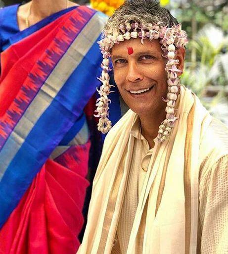 वहीं मिलिंद सोमन ग्लैमर वर्ल्डं में काफी नाम कमा चुके हैं.