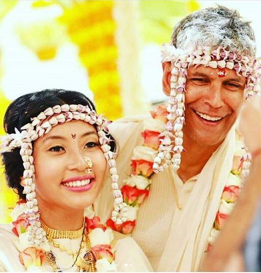 2 साल पहले 52 साल के मिलिंद सोमन ने जब अपने से आधी उम्र की अंकिता कुंवर से शादी की तो हर कोआ दंग रह गया था. अंकिता उस वक्त केवल 27 साल की थीं. जबकि मिलिंद सोमन 50 का आंकड़ा भी पार कर चुके थे. लेकिन दोनों आज Happily married couple हैं.