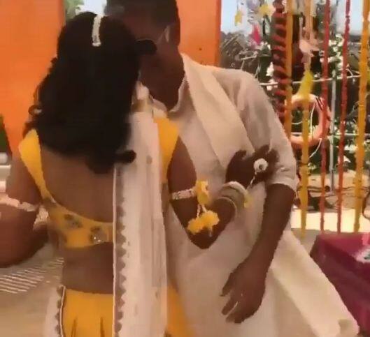 हल्दी सेरेमनी पर दोनों साथ में डांस करते हुए.