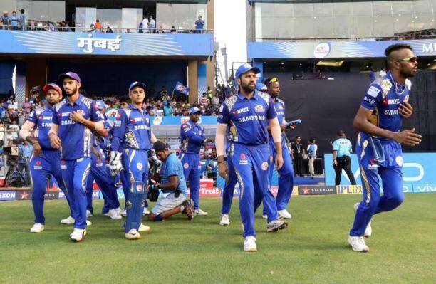IPL 2021 No corona infection found in any of the Mumbai Indians players and staff IPL 2021: मुंबई इंडियन्स के किसी भी खिलाड़ी और स्टाफ में नहीं मिला कोरोना का संक्रमण, आईसोलेशन में हैं किरण मोरे