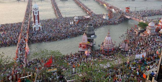 कुंभ मेला दुनिया की सबसे बड़ी ऐसी जगह है जहां लोग भारी संख्या में एक साथ इकट्ठा होते हैं.