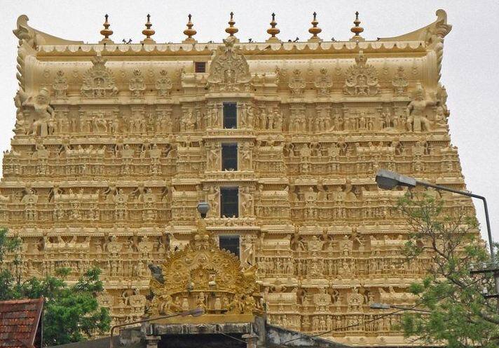 केरल के त्रिवनंतपुरम में मौजूद पद्मनाभस्वामी मंदिर दुनिया के सबसे अमीर मंदिरों में से एक है.