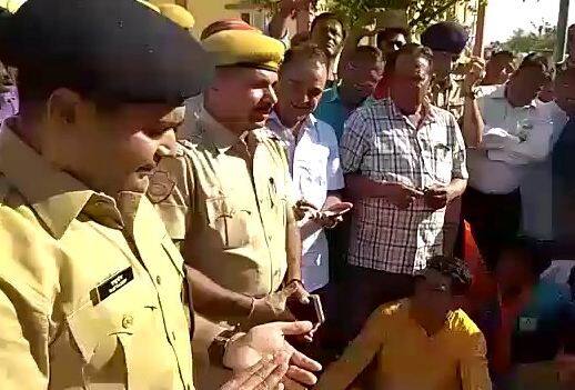 राजस्थान: परशुराम की शोभायात्रा के दौरान हंगामा, थाना प्रभारी को मांगनी पड़ी माफी Jaipur: SHO Indraraj Marodia apologizes to protesters during Parshurama Shobha Yatra राजस्थान: परशुराम की शोभायात्रा के दौरान हंगामा, थाना प्रभारी को मांगनी पड़ी माफी