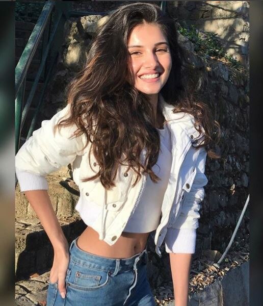 इसके साथ ही फिल्म की दूसरी अदाकारा तारा सुतारिया ने भी अपनी तस्वीर इंस्टाग्राम पर शेयर की है. उन्होंने इस तस्वीर को शेयर करते हुए लिखा,