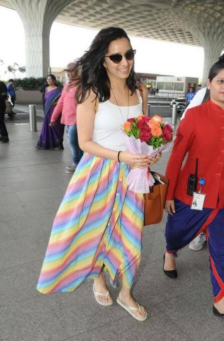 इस दौरान श्रद्धा को उनके कुछ फैंन फूलों का गुलदस्ता भी देते नजर आए. (सभी तस्वीरें- मानव मंगलानी)