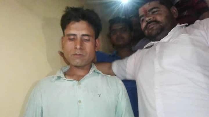  बजरंग दल के लोग दलित युवक के घर पहुंचकर पहले उसे ऐसा करने से रोका, लेकिन युवक ने उनकी बात मानने से इंकार कर दिया. इस पर हिन्दू धर्म के लोगों ने मुस्लिम बने युवक की चाटों से मरम्मत भी कर दी.