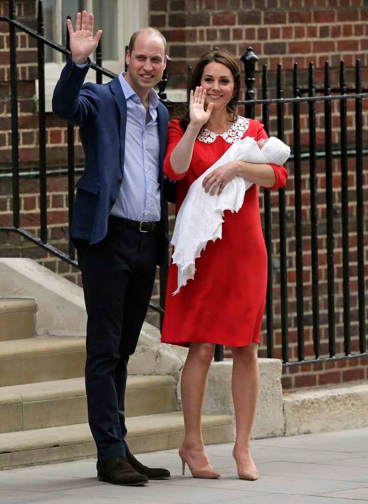 बता दें कि शाही परिवार की शादी और नन्हें बेबी के जन्म देने खबरें मीडिया की सुर्खियां बनी रहती हैं. वहीं शोसल मीडिया के जरिए दुनियाभर के लोग शाही परिवार और बच्चे के मां-बाप प्रिंस विलियम-केट को नन्हें बच्चे के जन्म की मुबारकबाद दे रहे हैं. (तस्वीरें- एपी)