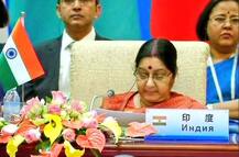 चीन दौरे पर सुषमा का पाकिस्तान पर हमला, कहा- मूल मानवाधिकारों का दुश्मन है आतंकवाद