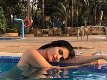 बिकनी पहन पूल में अठखेलियां करती नजर आई ये हसीना