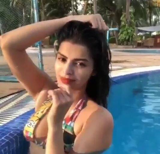 सोनाली ने इस तस्वीरों को पोस्ट करते हुए लिखा है कि ''Life is cool by the pool!!!!
