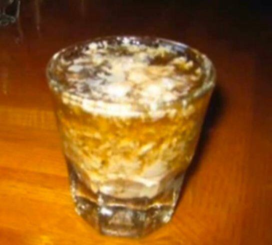 इंफेक्टिड व्हाइटहेड शॉट-  ये ड्रिंक देखने में ऐसा लगता है जैसे दूध को हार्ड ड्रिंक में मिक्स कर दिया है. इसको बनाने के लिए थोडी सी वोदका में ब्लडी मैरी ड्रिंक को मिक्स कीजिए और इसमें एक छोटा चम्मच चीज़ मिलाइए. आपकी ड्रिंक तैयार है. साभार: oddee.com