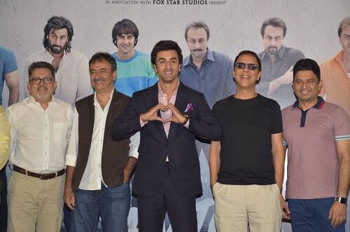 टीजर लॉन्च के दौरान रनबीर कपूर के साथ फिल्म के डायरेक्टर राजकुमार हिरानी और विधू विनोद चोपड़ा भी नजर आए. (तस्वीर: मानव मंगलानी)