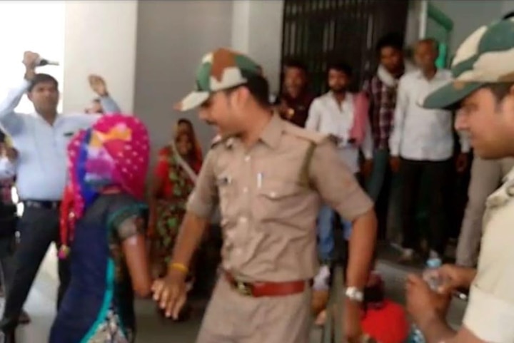 women suicide attempt in ssp office in jhansi SSP ऑफिस में महिला ने किया आत्मदाह का प्रयास