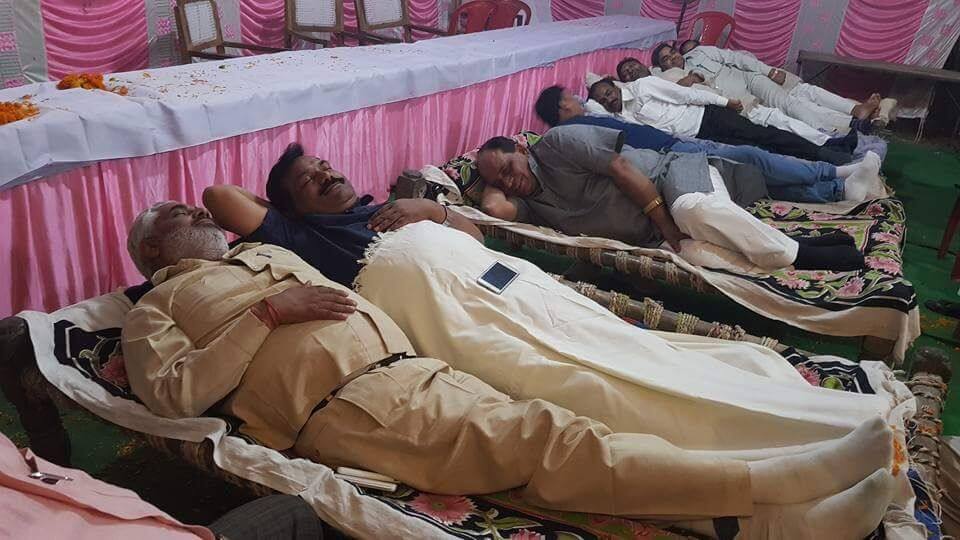 काटे नहीं कटती गांव में बीजेपी नेताओं की रात