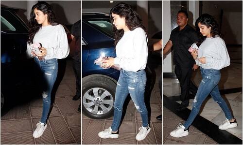 फिल्ममेकर बोनी कपूर और दिवंगत बॉलीवुड अभिनेत्री श्रीदेवी की बेटी जाह्नवी कपूर हाल ही में फैशन डिजाइनर मनीष मल्होत्रा के घर से बाहर आती स्पॉट की गईं. उनकी इस दौरान की तस्वीरें देखने के लिए रुख कीजिए आगे की स्लाइड्स का. (तस्वीर: मानव मंगलानी)