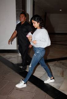 Photos: सोनम कपूर की शादी की खबरों के बीच मनीष मल्होत्रा के घर पहुंची बहन जाह्नवी