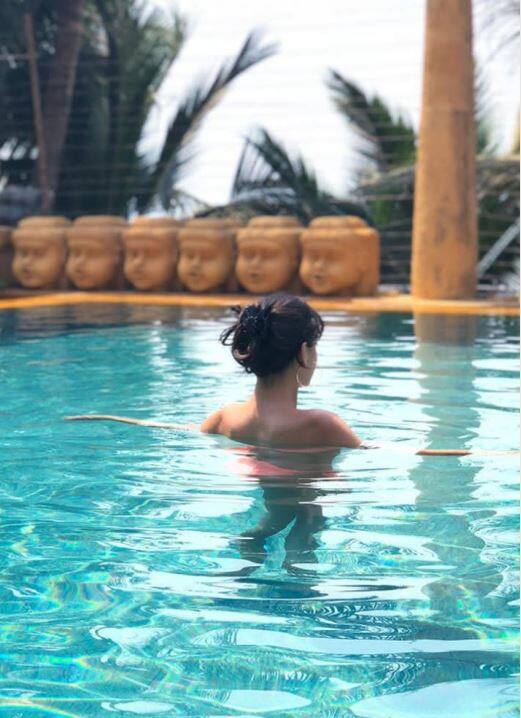 हाल ही में नोरा पूल में एंजॉय करती हुईं नजर आईं.