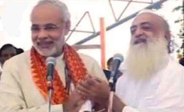 आसाराम की वेबसाइट पर भारत के प्रधानमंत्री नरेंद्र मोदी को भी उनका भक्त बताया गया है.