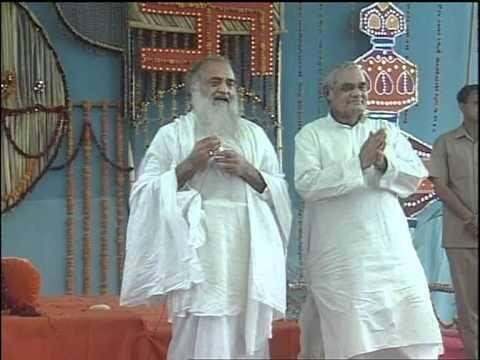 आसाराम जब प्रवचन करता था तब उसके मंच पर राजनीति, खेलकूद, सिनेमा समेत कई अन्य क्षेत्रों के दिग्गजों की मौजूदगी देखी जाती थी. नेताओं की बात करें तो आसाराम की वेबसाइट के मुताबिक पूर्व प्रधानमंत्री अटल बिहारी वाजपेयी आसाराम के भक्त थे.