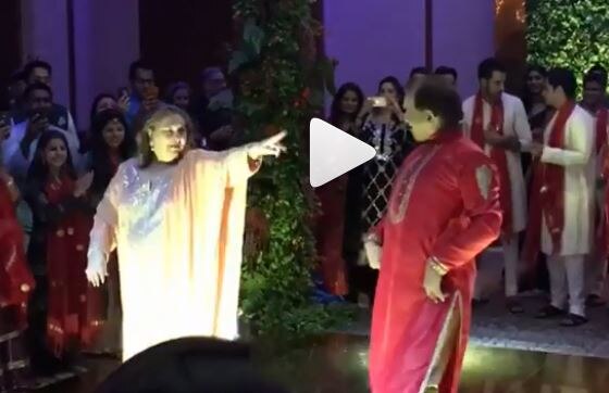 ranbir kapoor bua reema jain dance video on aishwarya rai kajrare song Video: पार्टी में पहुंचीं रनबीर कपूर की बुआ, ऐश्वर्या राय के गाने पर किया बेहतरीन डांस