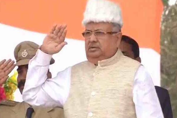 वहीं डेढ़ दशक से छत्तीसगढ़ जैसे नक्सल प्रभावित राज्य की कमान संभाल रहे रमन सिंह भी भक्तों की इस लिस्ट का हिस्सा हैं.