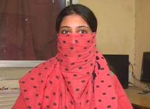 मॉडल की स्कर्ट खींचने वाले दो लड़के हुए गिरफ्तार