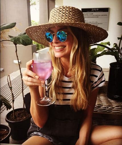 ऐले मैग्जीन का ये समर फोटोशूट समुद्र किनारे शूट किया गया है जिसमें स्वीमसूट से लेकर अलग-अलग समरलुक में रॉबी नजर आ रही हैं. फोटोः इंस्टाग्राम 