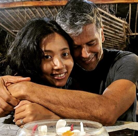 इन सब बातों की परवाह किए बिना अब मिलिंद सोमन ने अपनी पत्नी अंकिता के साथ मिलकर मेहमानों को काफी क्रिएटिव अंदाज में थैंक्स    किया है. 