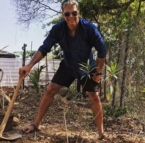 इन दोनों ने मेहमानों को उनके सबसे खास दिन पर शिरकत करने के लिए रिर्टन गिफ्ट के तौर पर हर एक मेहमान के नाम का पेड़ लगाने की   सोची है. 