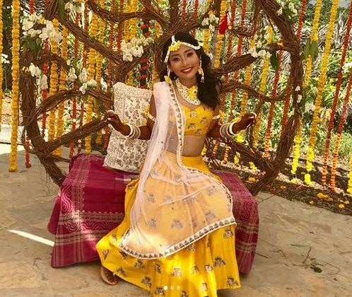 25 साल की उम्र का फासला होने के कारण मिलिंद सोमन सोशल मीडिया पर खूब ट्रोल हुए. 