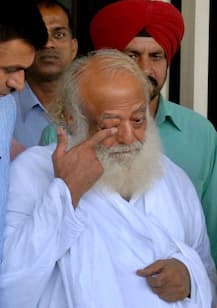 नाबालिग रेप केसः उम्रकैद की सजा मिलने पर कोर्टरूम में सिर पकड़कर रो पड़ा आसाराम