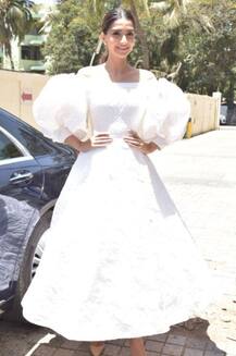 \'वीरे दी वेडिंग\': ट्रेलर लॉन्च में कुछ इस अंदाज में नजर आईं सोनम कपूर