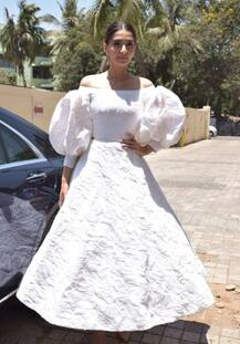 \'वीरे दी वेडिंग\': ट्रेलर लॉन्च में कुछ इस अंदाज में नजर आईं सोनम कपूर