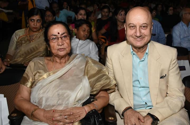 इसके अलावा धनंजय दातार को सामाजिक उद्यमिता अवार्ड, साहित्य के लिए कवि योगेश गौड़ को वागविलासिनी अवार्ड, पत्रकारिता के लिए राजीव खांडेकर को श्रीराम गोगाटे अवार्ड मिला.