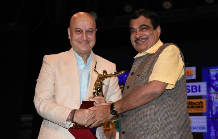 षण्मुखानंद सभागृह में मंगलवार देर शाम केंद्रीय जहाजरानी मंत्री नितिन गडकरी की मौजूदगी में हुए पुरस्कार समारोह में भोसले को लाइफटाइम अचीवमेंट पुरस्कार से सम्मानित किया गया, जबकि अनुपम को भारतीय रंगमंच और सिनेमा में योगदान के लिए विशेष सम्मान से नवाजा गया.