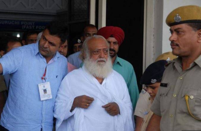नाबालिग लड़की से रेप के मामले में आसाराम को उम्रकैद की सजा सुनाए जाने के साथ ही एक बार फिर ढोंगी बाबाओं के करतूतों की घटनाएं चर्चा का विषय बन गई हैं. हत्या, रेप, जमीन कब्जाने और धनशोधन जैसे आरोपों के बीच ढोंगी बाबाओं के करतूतों की कहानी काफी लंबी है. आसाराम को जिस मामले में सजा हुई है, वह उसके खिलाफ एकमात्र मामला नहीं है. वह जेल में बंद अपने बेटे नारायण साई के साथ रेप के एक और मामले में गुजरात में चल रहे केस का सामना कर रहा है. इतना ही नहीं तीन गवाहों की हत्या भी हो गई. साल 2008 में आसाराम के मोटेरा स्थित आश्रम में रहने वाले दो बच्चे आश्रम के पास तलहटी नदी में मृत पाए गए थे.