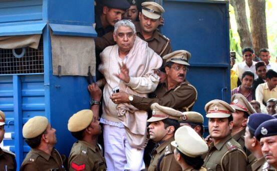 वहीं साल 2014 में रामपाल नाम के कथित बाबा के हिसार स्थित सतलोक आश्रम से हरियाणा पुलिस ने पांच महिलाओं और 18 महीने के एक बच्चे का शव बरामद किया था. उसके अनुयायियों और अर्द्धसैनिक बलों के बीच झड़प में छह लोग मारे गए थे. बाद में रामपाल को गिरफ्तार कर लिया गया था. 