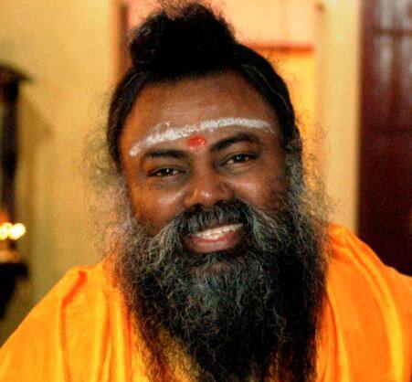 इसके अलावा 1990 के दशक में एक मामला प्रेम कुमार उर्फ स्वामी प्रेमानंद का भी आया. वह तमिलनाडु के तिरुचिरापल्ली के पास आश्रम बनाने के लिए श्रीलंका से आया था. फिर बाद में उसने दूसरे देशों में भी शाखाएं खोलीं. साल 1997 में रेप के मामलों में उम्रकैद की सजा सुनाई गई. फिर साल 2011 में कुड्डालूर जेल में मरते समय तक वह खुद को निर्दोष कहता रहा.