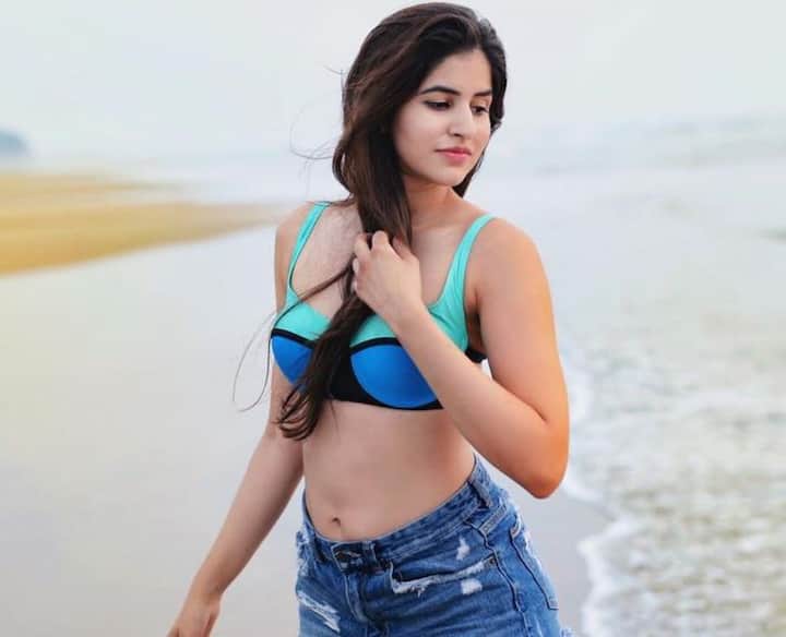 जी हां, ये तस्वीर साक्षी मलिक की हैं. लोग इस खूबसूरत चेहरे के लिए तब से दीवाने हुए जा रहे हैं जब से उन्होंने इस खूबसूरत हसीना को 'सोनू की टीटू की स्वीटी' फिल्म के गाने 'बॉम डिगी डिगी' में देखा है.