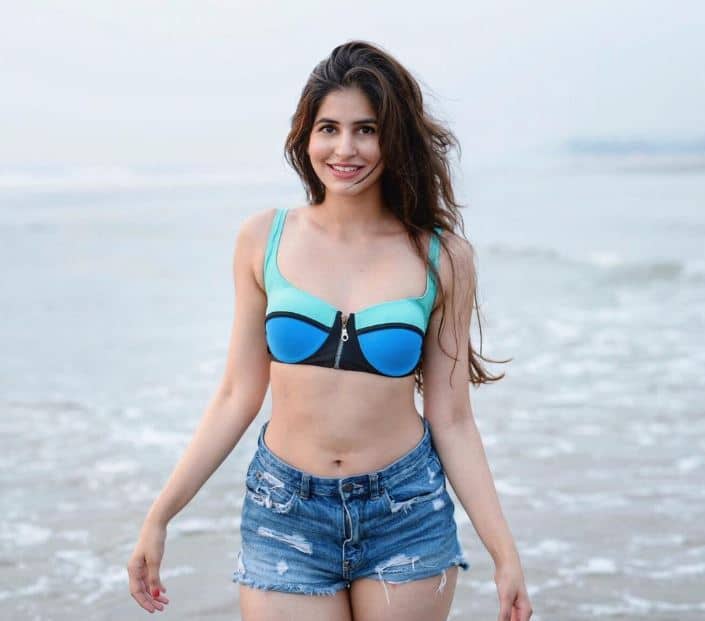 जैसा कि आप तस्वीरों में देख सकते हैं कि साक्षी बेहद खूबसूरत हैं.