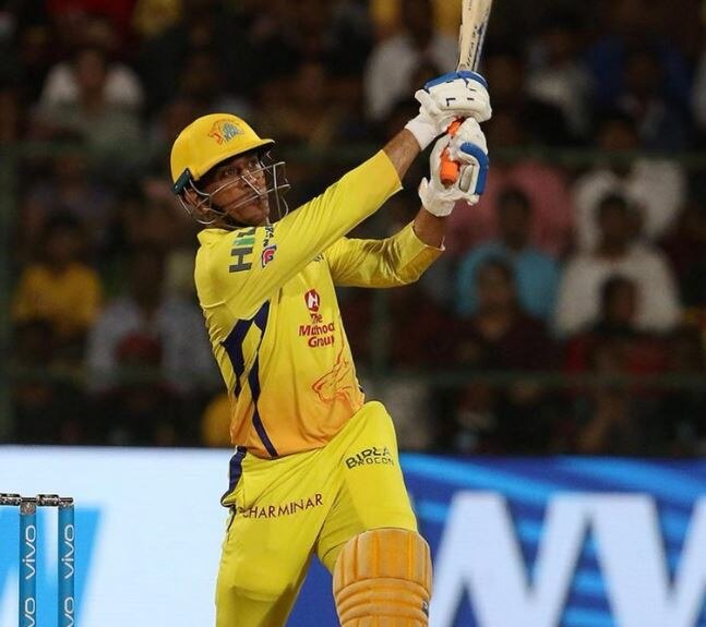 twitter reaction on MS Dhoni's 70 runs knock against rcb धोनी के लिए ट्विटर ने कहा- 'किंग अभी जिंदा है'
