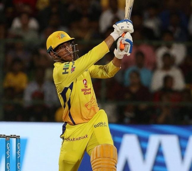धोनी के लिए ट्विटर ने कहा- 'किंग अभी जिंदा है' twitter reaction on MS Dhoni's 70 runs knock against rcb धोनी के लिए ट्विटर ने कहा- 'किंग अभी जिंदा है'