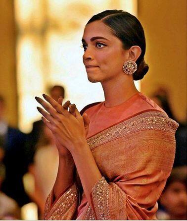 100 करोड़ क्लब की रानी के रूप में प्रसिद्ध दीपिका पादुकोण की 7 फिल्में 100 करोड़ क्लब में अपनी जगह बना चुकी हैं, जबकि उनकी हालिया रिलीज 'पद्मावत' बॉक्स ऑफिस पर 300 करोड़ का आंकड़ा पार करने में सफल रही थी. इसी के साथ, दीपिका बॉलीवुड की एकमात्र अभिनेत्री है जिसने महिला नेतृत्व वाली फिल्म के साथ 300 करोड़ क्लब में प्रवेश किया था.