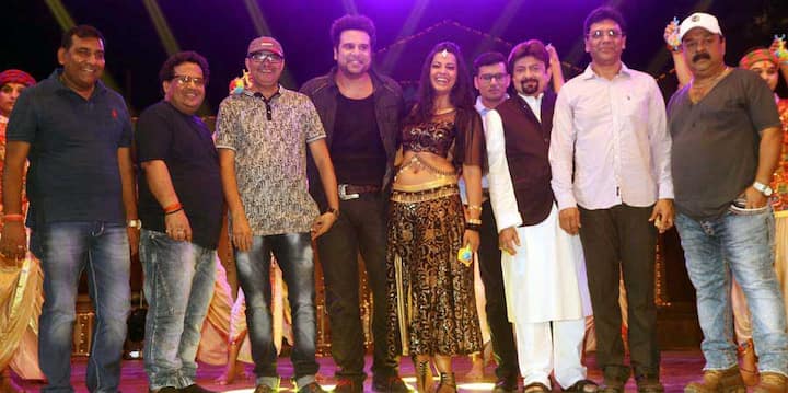 ये तस्वीरें फिल्म शर्मा जी की लग गई के सेट से आई हैं. इसी फिल्म के एक आइटम सॉन्ग में कृष्णा अभिषेक नज़र आएँगे.