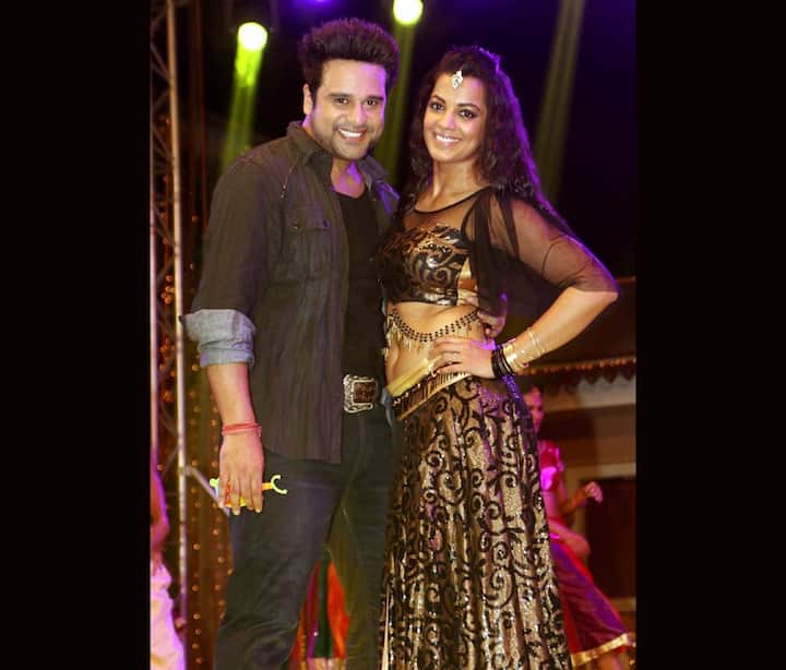 इस फिल्म में मुख्य भूमिका में मुग्धा गोडसे हैं. दोनों ने शूटिंग के दौरान कुछ ऐसे पोज दिए.