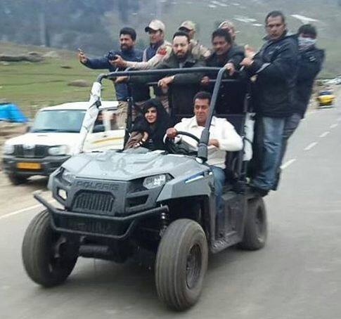कश्मीर, सोनमार्ग में काफी समय से रेस 3 की शूटिंग चल रही है. 