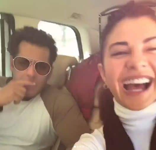 जैकलीन ने इस तस्वीर को अपने इंस्टाग्राम पर पोस्ट किया है और लिखा है Too hot to handle. 